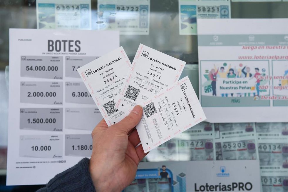 El lotero Juan Antonio Prada que ha repartido parte del Primer Premio del Sorteo Extraordinario de El Niño 2024