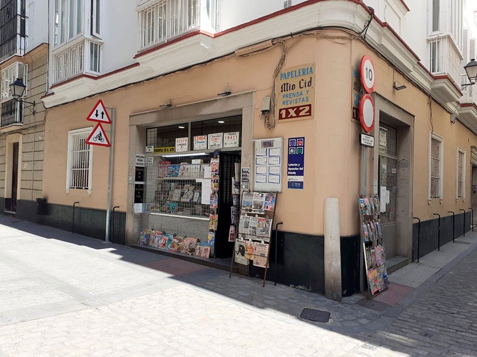 Una papelería del barrio de La Viña da "el mejor regalo de Reyes" con el primer premio de la Lotería del Niño