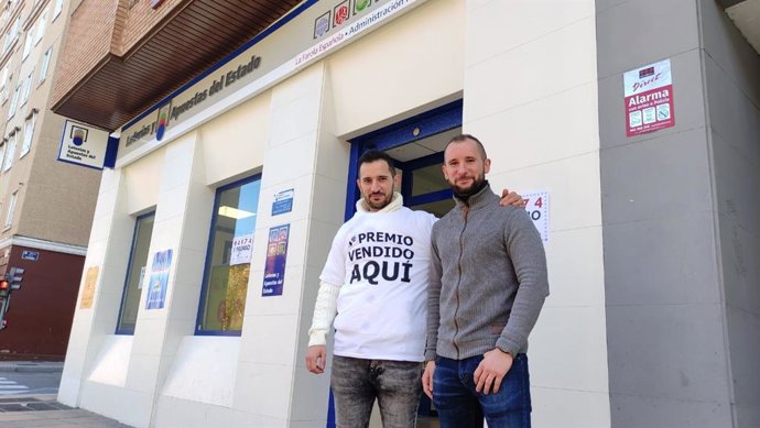 Dueños de la administración de lotería La Farola Española de Valladolid tras repartir dos millones del primer premio de 'El Niño'