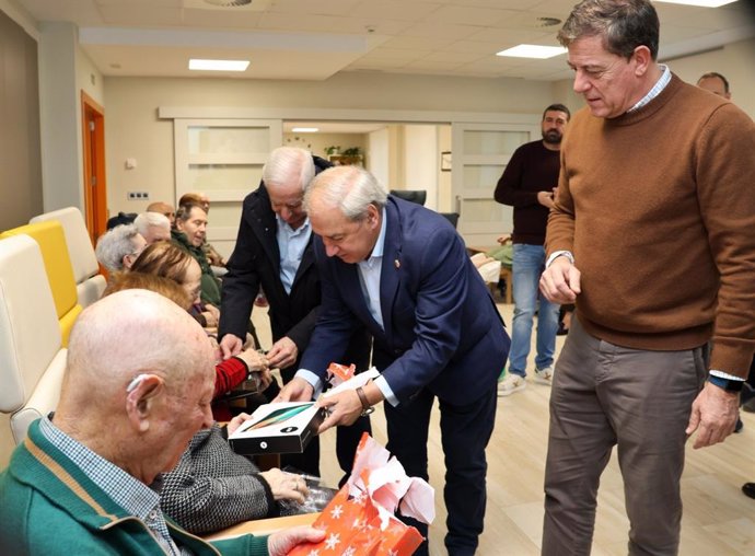 El candidato del PSdeG a la presidencia de la Xunta, José Ramón Gómez Besteiro, visita una residencia de mayores en Meira (Lugo).