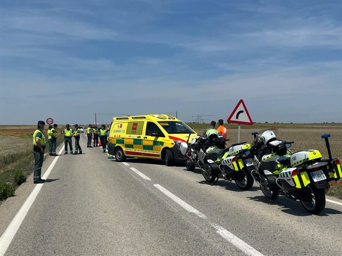 Archivo - Ambulancia del Summa 112 y agentes de la Guardia Civil de Tráfico en una imagen de archivo