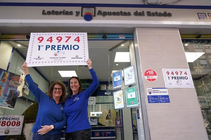 Una administración de lotería de Málaga, ubicada en calle Mármoles, donde han repartido el primer premio del sorteo de 'El Niño'