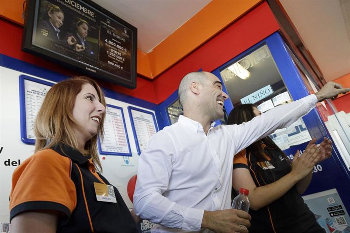 Archivo - Celebración de premios de lotería en la 'Gasolinera de la Suerte' de Granadilla