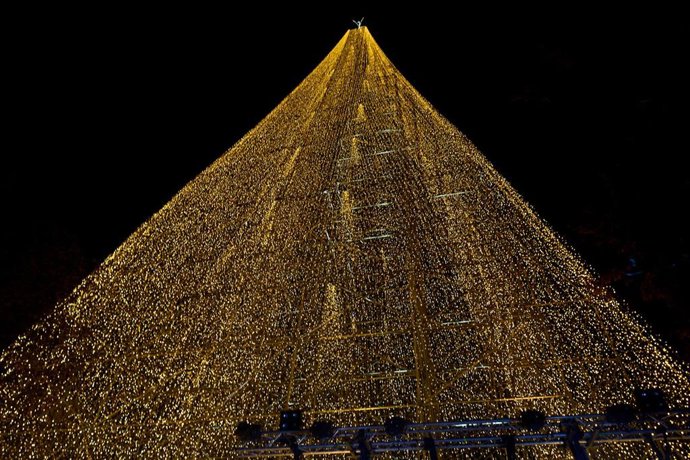 Archivo - Vistas durante el encendido del árbol de navidad más alto de España, en el Parque del Torreón, en Cartes, Cantabria