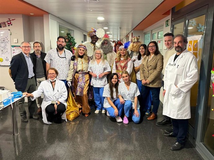 La consellera de Salud, Manuela García, asiste a la llegada de los Reyes Magos al hospital de Son Espases