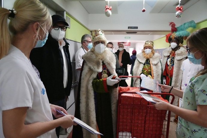 Los Reyes Magos reparten los regalos que han dejado en la Paeria de Lleida para los niños ingresados en el Hospital Universitari Arnau de Vilanova