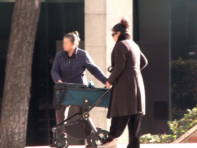 Gabriela Guillén, más tranquila, disfruta de un paseo junto a su madre y su  hijo recién nacido