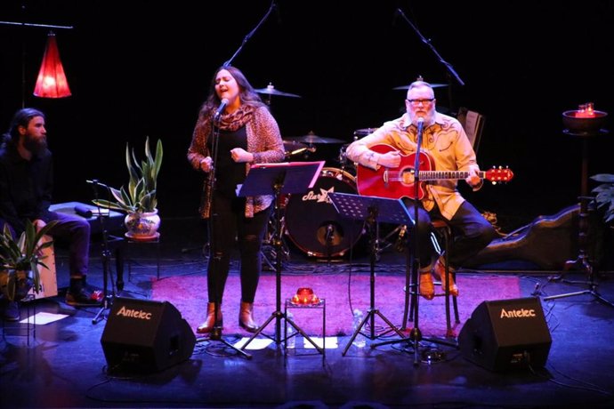 El dúo musical integrado por Dale y Melissa Albertson durante uno de los conciertos de Reyes celebrados en años anteriores.