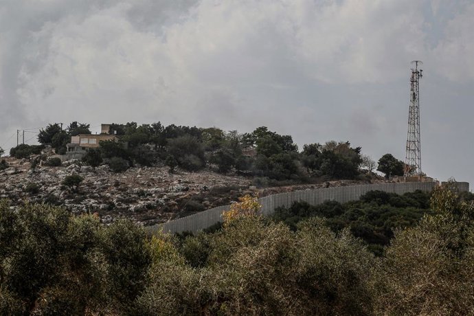 Archivo - Un puesto militar de Israel visto desde la localidad de Dhaira, en Líbano (archivo)