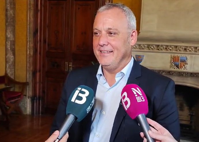Archivo - El portavoz de MÉS en el Consell de Mallorca, Jaume Alzamora, atiende a los medios. Recurso. Archivo.