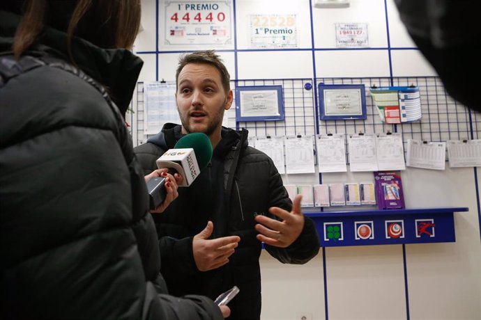 El lotero responsable de la administración que ha sufrido un atraco ofrece declaraciones a los medios, a 4 de enero de 2024, en Lugo, Galicia.