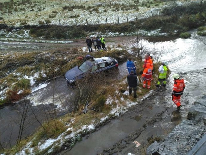 Dos heridos al precipitarse al río su vehículo en Soba