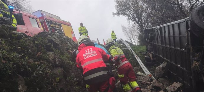 Bomberos del 112 intervienen en el accidente de un autobús que ha volcado en Guriezo cuando circulaba sin pasajeros. El conductor ha resultado ileso