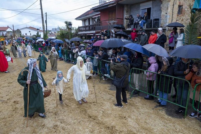 El consejero de Fomento, Ordenación del Territorio y Medio Ambiente, Roberto Media, asiste a la celebración de la Cabalgata de Reyes y Auto Sacramental de la epifanía.