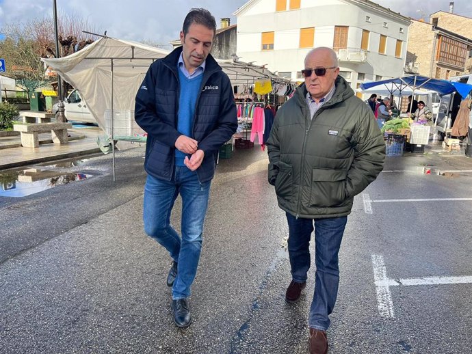 El conselleiro do Mar, Alfonso Villares, en una visita este sábado a O Valadouro (Lugo).