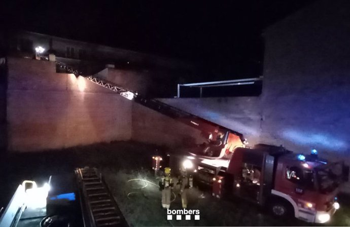 Els Bombers apaguen un incendi a causa d'una explosió en un pis a Ponts (Lleida)