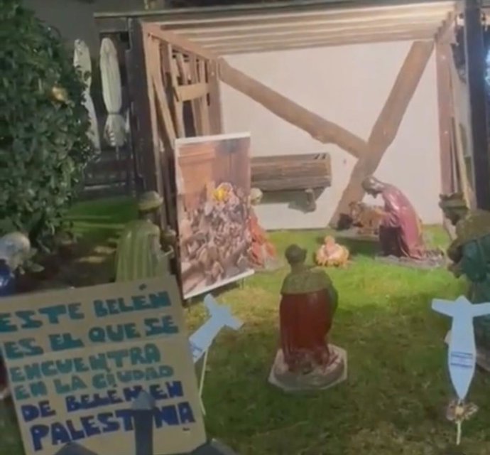 Misiles y carteles contra la guerra en Palestina instalados en el Belén de la plaza de la Hispanidad de Cuenca.