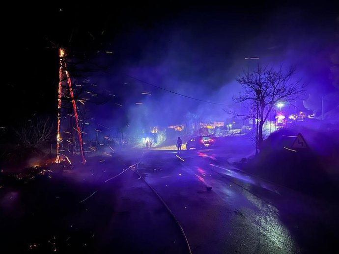 Bomberos trabajan por apagar el incendio en el Paraje de la Isla, en Cieza (Murcia)