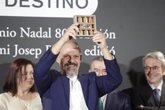 Foto: César Pérez Gellida gana el Premio Nadal 2024 con el thriller rural 'Bajo tierra seca'