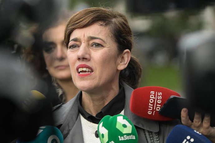 La candidata de Sumar a la presidencia de la Xunta, Marta Lois, ofrece declaraciones a los medios tras participar en una reunión con representantes del sindicato Venia, a 3 de enero de 2024, en A Coruña, Galicia (España). 