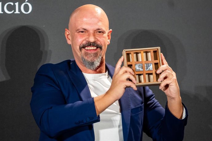 César Pérez Gellida recoge el Premio Nadal de literatura durante la ceremonia de entrega de los Premios Nadal y Josep Pla, en el Hotel Palace, a 6 de enero de 2023, en Barcelona, Catalunya (España). El 80 Premio Nadal de novela y el 56 Premi Josep Pla d