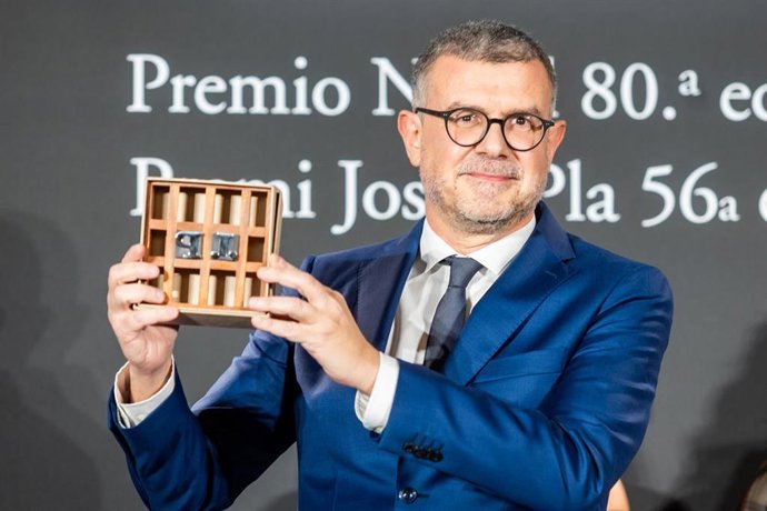 Jaume Clotet recoge el Premio Pla de literatura en catalán durante la ceremonia de entrega de los Premios Nadal y Josep Pla, en el Hotel Palace, a 6 de enero de 2023, en Barcelona, Catalunya (España). El 80 Premio Nadal de novela y el 56 Premi Josep Pla