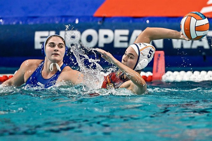 La jugadora de la selección española femenina de waterpolo Nona Pérez en el España-Israel del Europeo