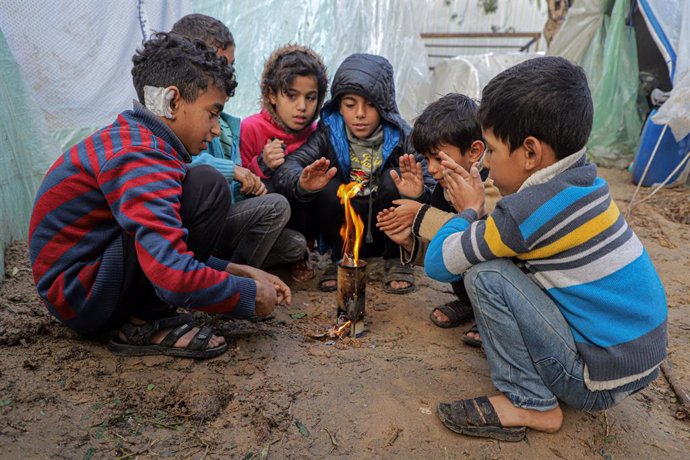 BEIJING. 15, 2023  -- Palestinian children are seen at a temporary shelter in the southern Gaza Strip city of Khan Younis, Dec. 13, 2023. According to the United Nations (UN), approximately 1.9 million people in Gaza, or 85 percent of its population, ha