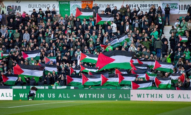 Archivo - Banderas palestinas en campo de fútbol