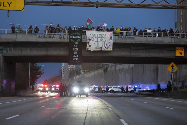 Los manifestantes en la Interestatal 5 en Seattle, Estados Unidos