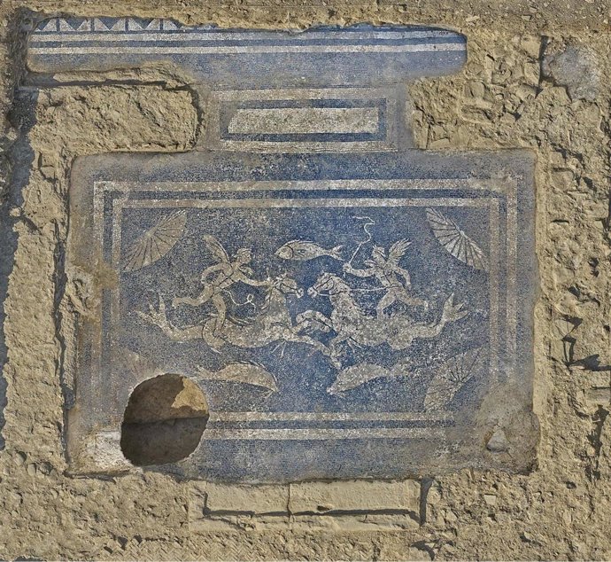 Museo bicolor hallado en las excavaciones arqueológicas de Artieda, datado del siglo I.