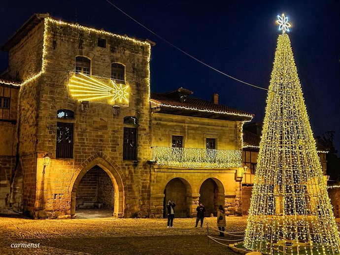 Archivo - Santillana del Mar de noche con las luces de Navidad 