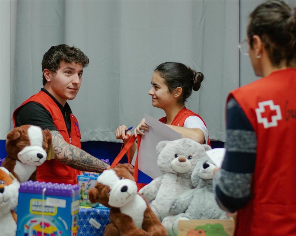 Voluntarios de Cruz Roja con los juguetes donados.