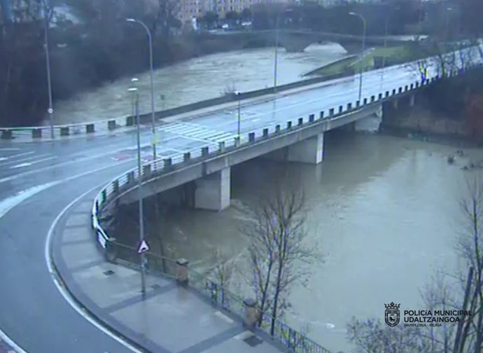 Crecida del río Arga a su paso por Pamplona tras las últimas lluvias.