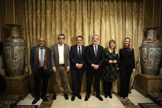 El alcalde de Barcelona, Jaume Collboni; el secretario de Estado de Cultura, Jordi Martí; los consellers Natlia Garriga y Joaquim Nadal y la teniente de alcalde Maria Eugnia Gay en la gala de los Premios Nadal y Josep Pla en Barcelona