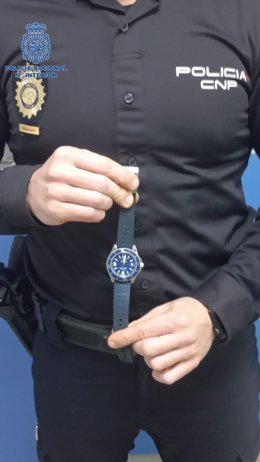 Un agente de la Policía Nacional con el reloj de alta gama sustraído mediante la técnica del tirón