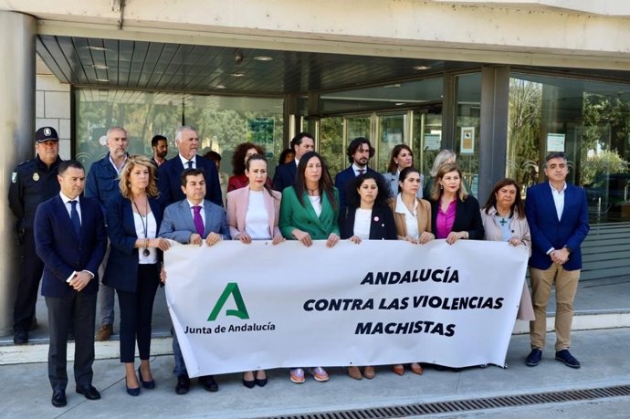 Loles López asiste en Huelva al minuto de silencio en repulsa por el asesinato machista de una mujer en abril en Palos de la Frontera, foto de archivo