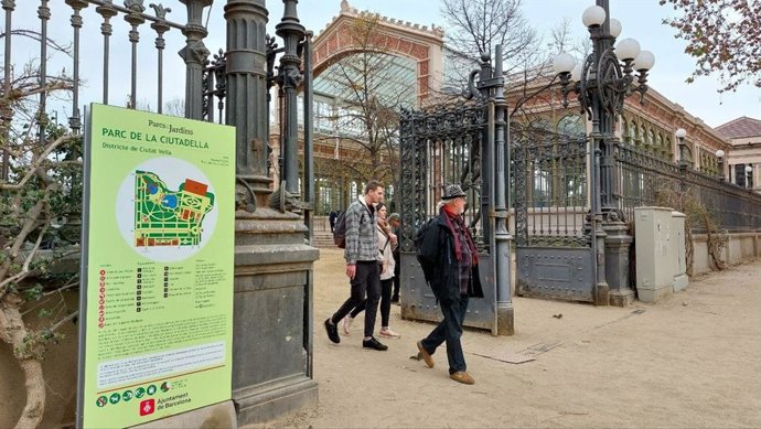 Barcelona instalará un total de 262 nuevas señales verticales de acceso a 97 parques y jardines distribuidos por los 10 distritos de la ciudad