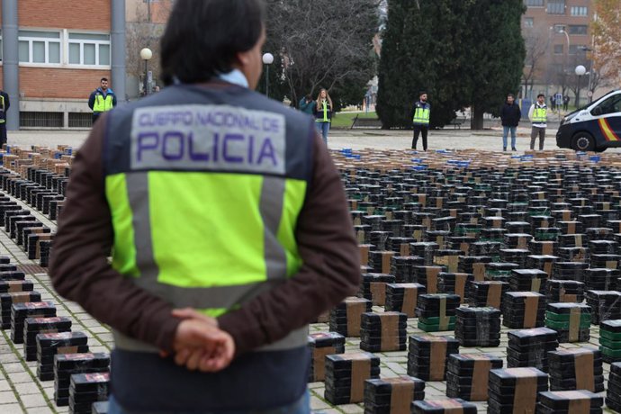 Varios agentes de policía muestran el alijo incautado en un operativo contra el tráfico de drogas en el Complejo Policial de Canillas, a 12 de diciembre de 2023, en Madrid (España). Se han incautado un total de 11 toneladas de cocaína en dos operaciones