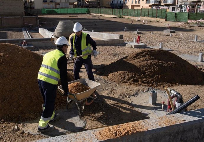 Archivo - Trabajadores en una obra al aire libre