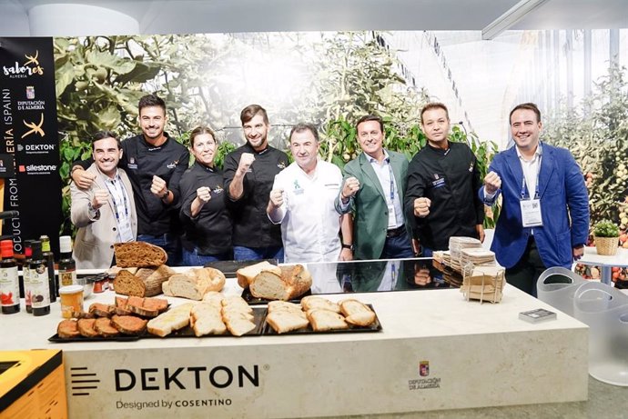 Martín Berasategui con cocineros y productos de _Sabores Almería_ en la última edición de San Sebastián Gastronomika