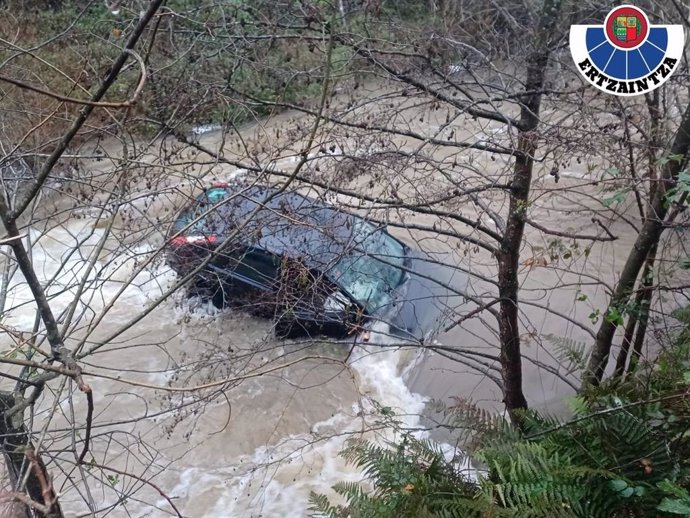 Accidente de tráfico de un coche que ha caído al río en Zuia, en Álava