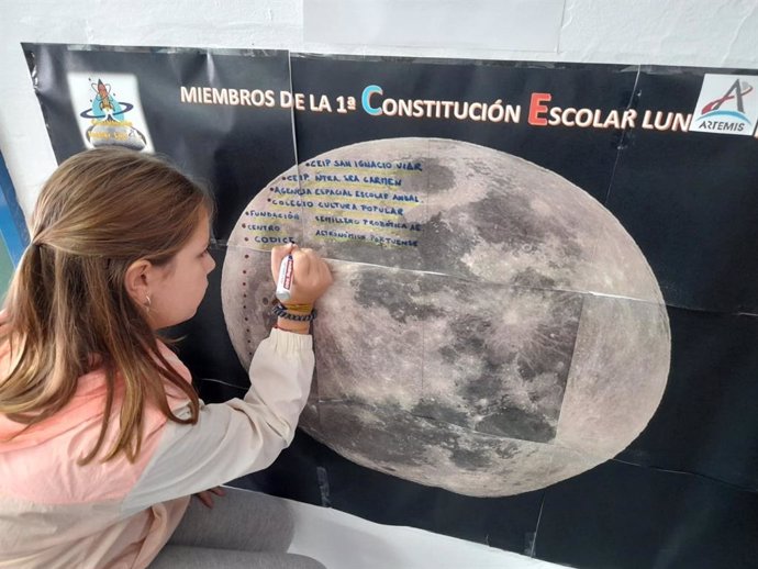 Archivo - Una alumna del Colegio San Ignacio del Viar en una de las actividades de la Constitución Lunar Escolar