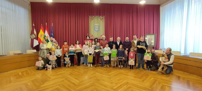 El alcalde de Logroño entrega los premios del Concurso Infantil de Cartas Solidarias a los Reyes Magos