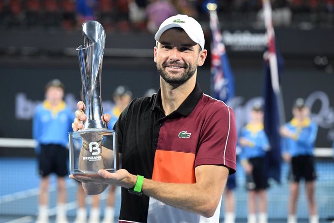 Grigor Dimitrov con el trofeo de Brisbane