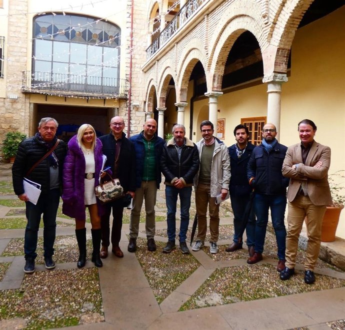 El teniente alcalde de Jaén, Manuel Carlos Vallejo, junto con la concejal de Cultura, María Espejo, han mantenido una reunión con la Asociación Iuventa, Civitas Lucis e historiadores de la ciudad.