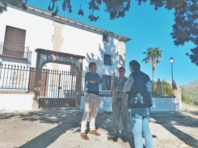 El primer teniente de alcalde de Jaén, Manuel Carlos Vallejo, acompañado por miembros de la Asociación de Caserías de Jaén, Eduardo Duro y José Ángel Mesa, en una visita a las diferentes caserías