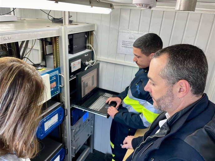 El director general de Medio Ambiente, Juan Antonio Mata, observa el funcionamiento de los analizadores instalados en las estaciones de medida de calidad del aire de la Región de Murcia.