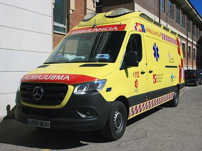 Archivo - Sucesos.- Dos heridos en la colisión frontal entre dos turismos en Cisneros (Palencia)