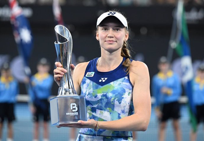 Elena Rybakina con el trofeo del torneo de Brisbane